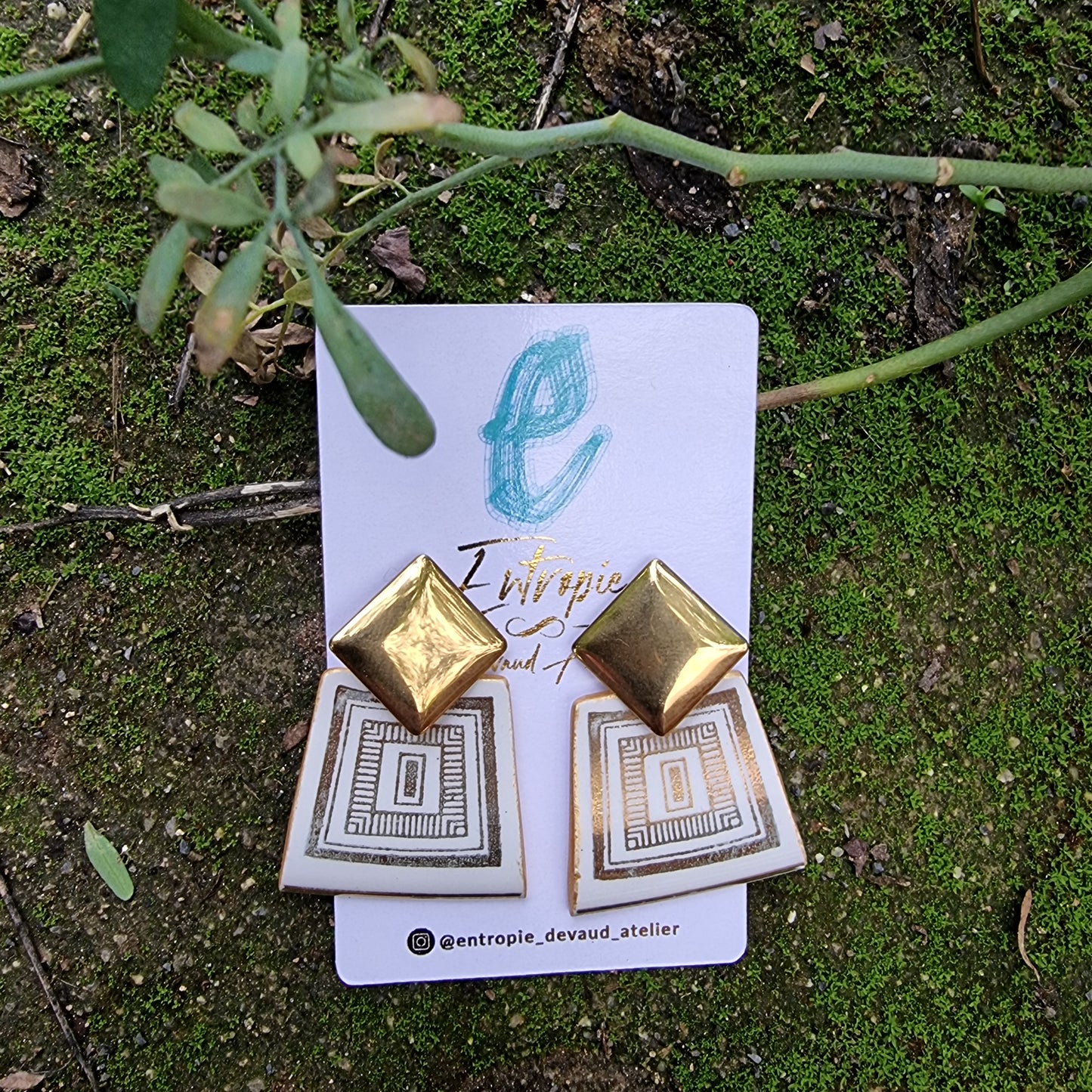 Aros en forma romboide, blanco y dorado