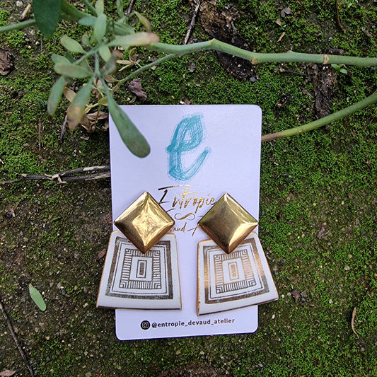 Aros en forma romboide, blanco y dorado