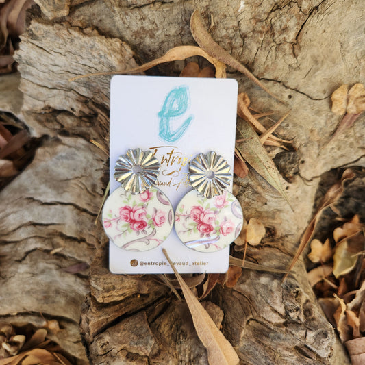 Aros hechos con trozos de porcelana inglesa, reutilizada, con pequeñas rosas.