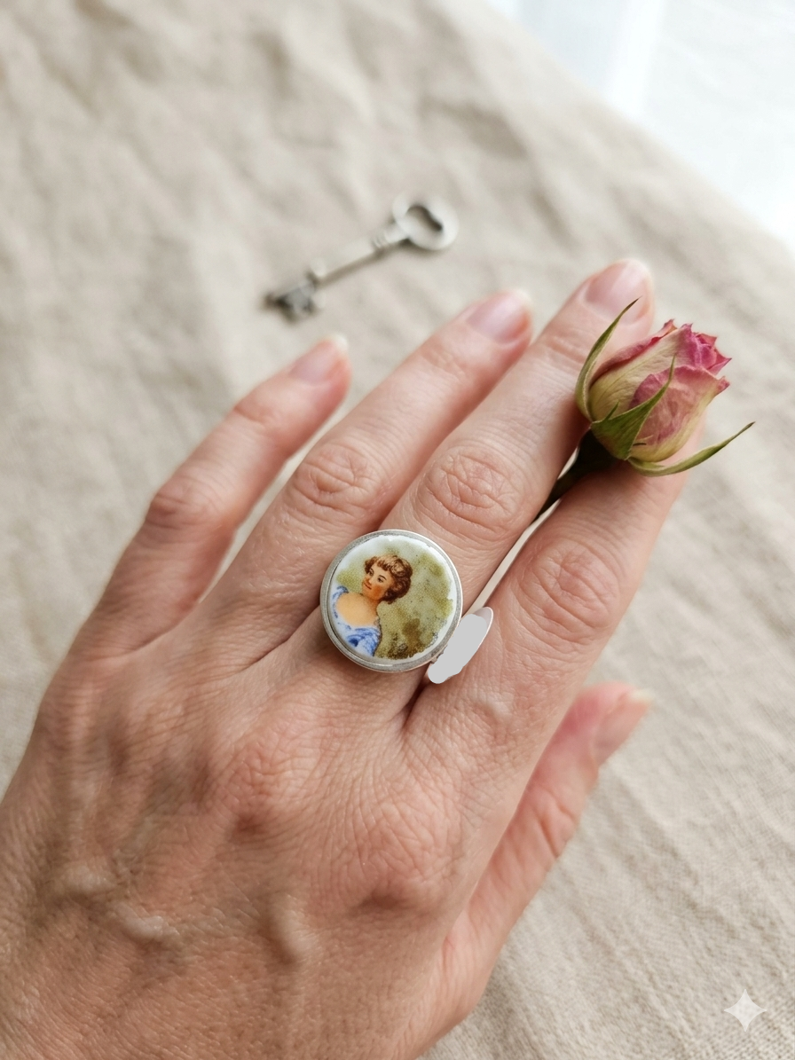 Anillo con trozo de porcelana francesa, imagen femenina.