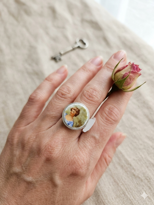 Anillo con trozo de porcelana francesa, imagen femenina.