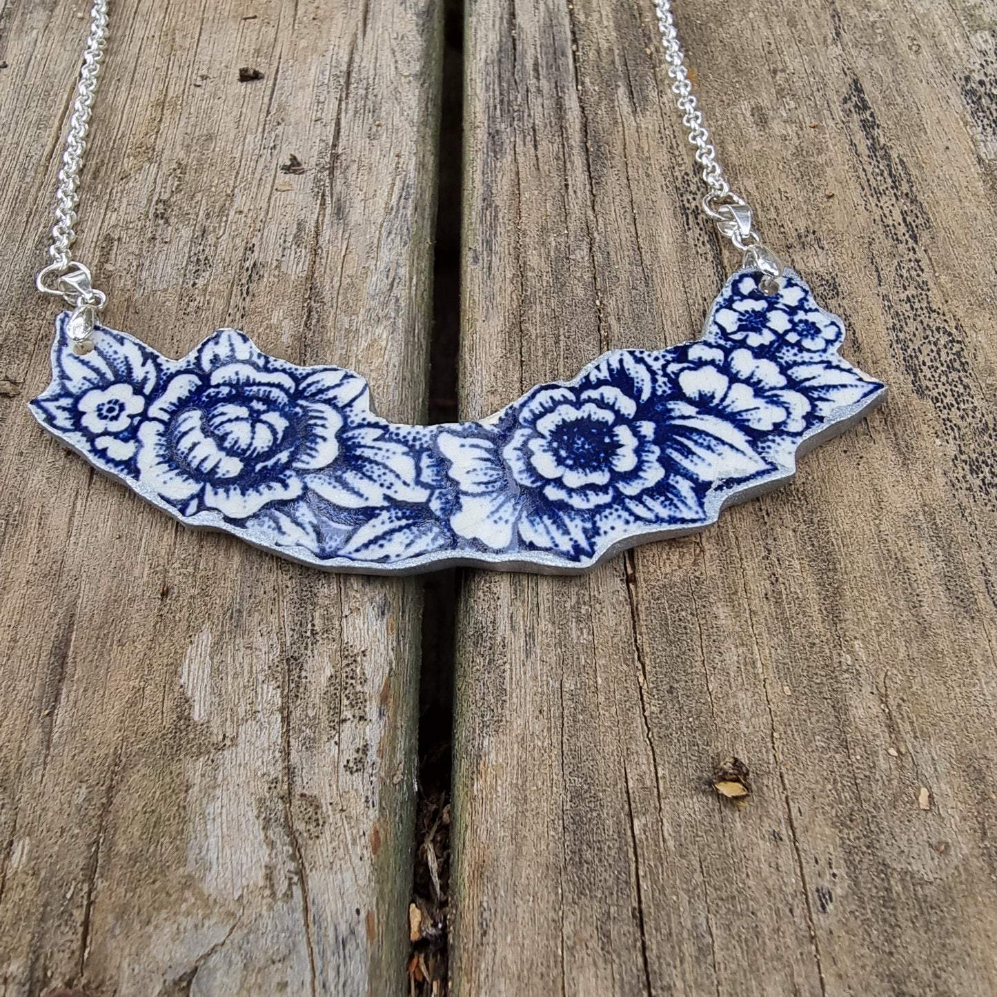 Collar extendido, hecho con cerámica de Lozapenco y cadena de plata.