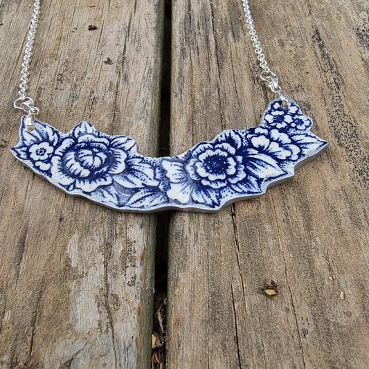 Collar extendido, hecho con cerámica de Lozapenco y cadena de plata.