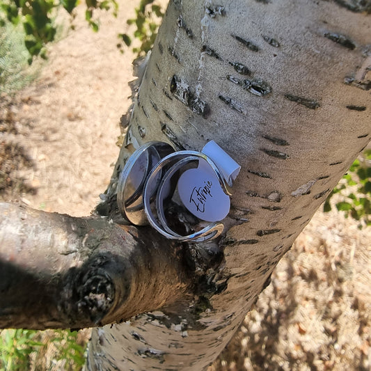 Anillo redondo hecho con porcelana inglesa reutilizada, ilustrado con pequeña rosa.