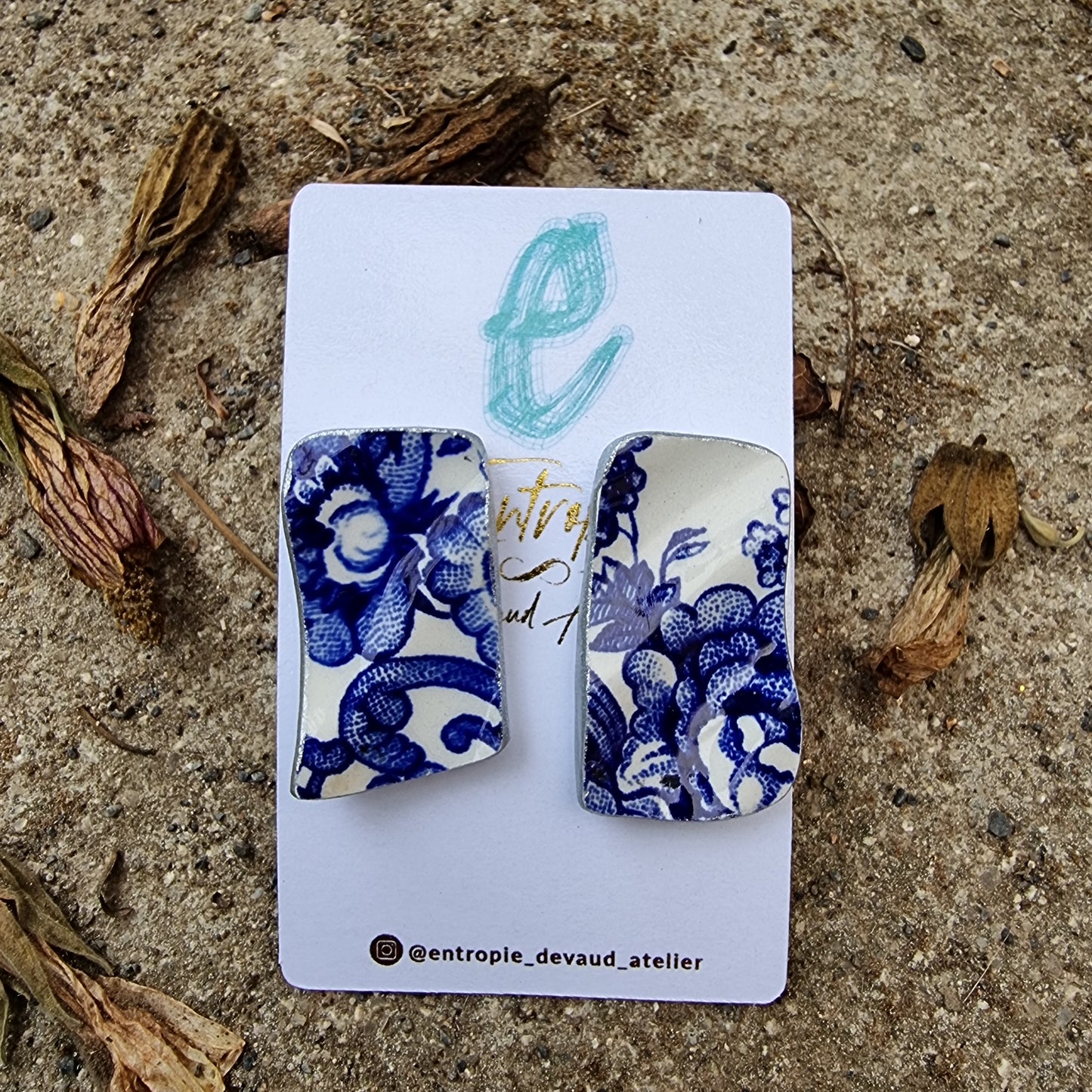 Aros stud, cerámica chilena con diseños florales azules.