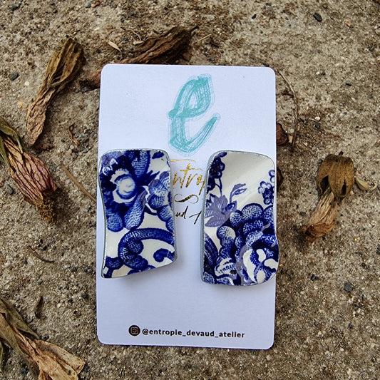 Aros stud, cerámica chilena con diseños florales azules.