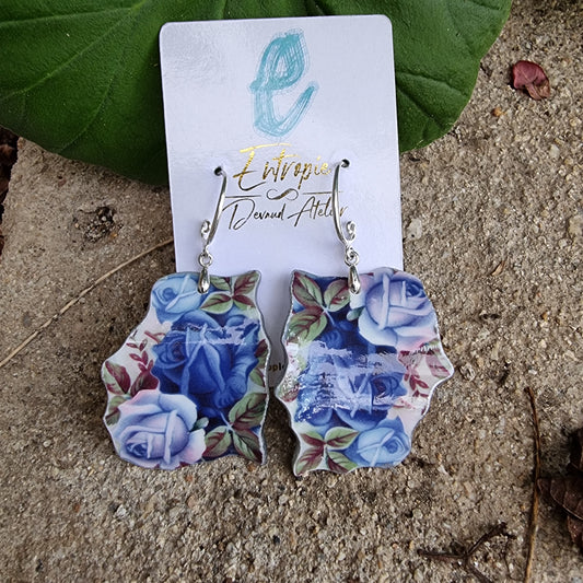 Aros largos, porcelana con diseño contorneado.