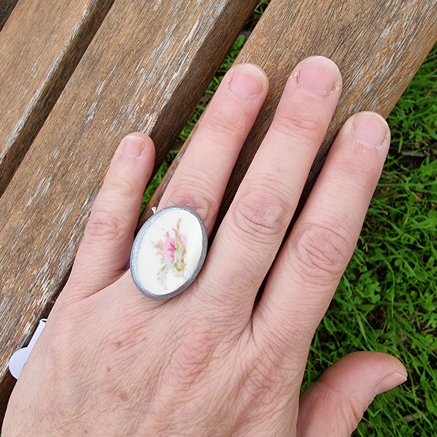 Anillo ovalado, rosa en el centro