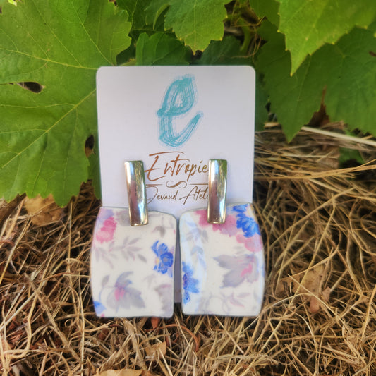 Aros con trozos de porcelana reutilizada,  diseños botánicos en colores gris, azul y rosa.