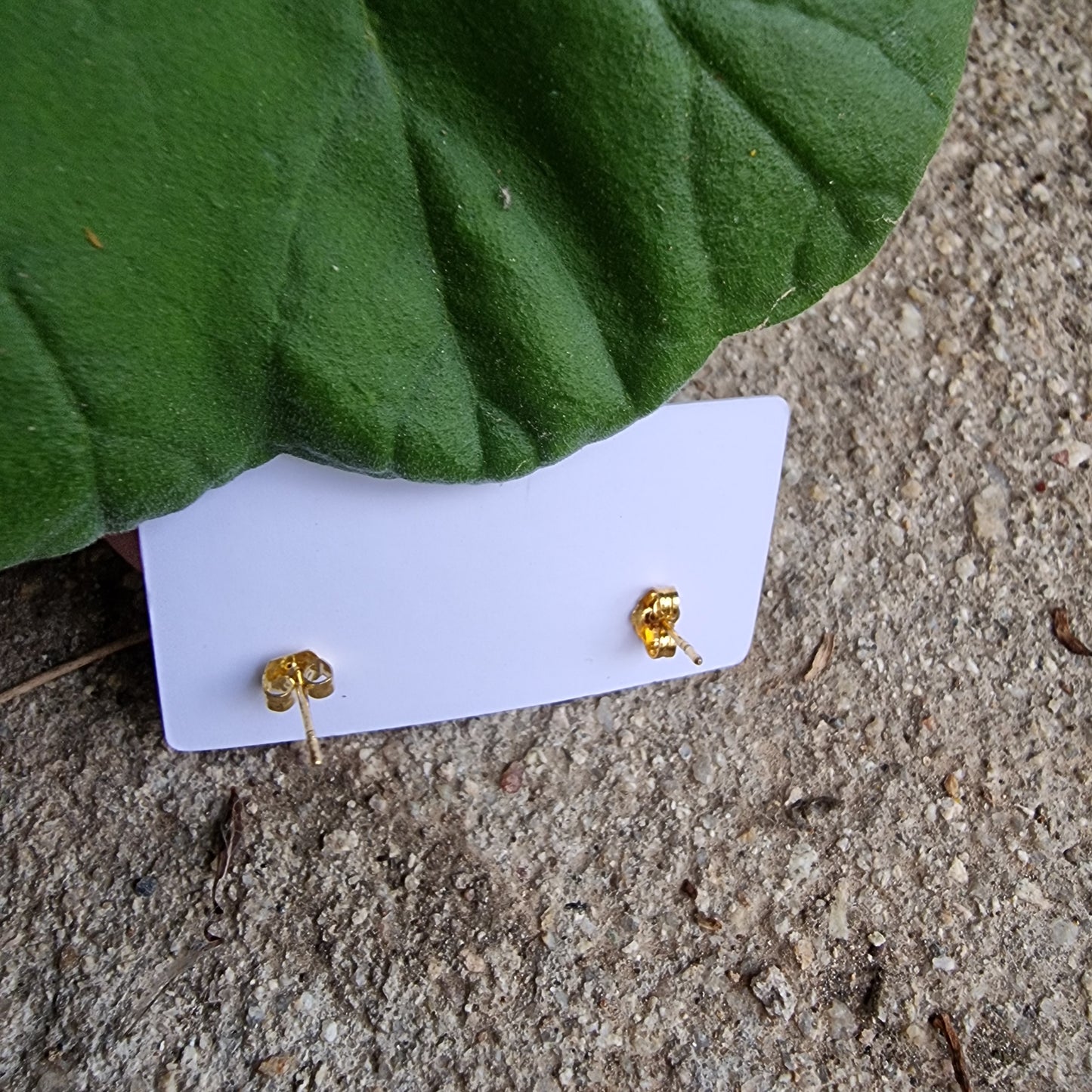 Aros stud, con trozos de porcelana japonesa pintada a mano.