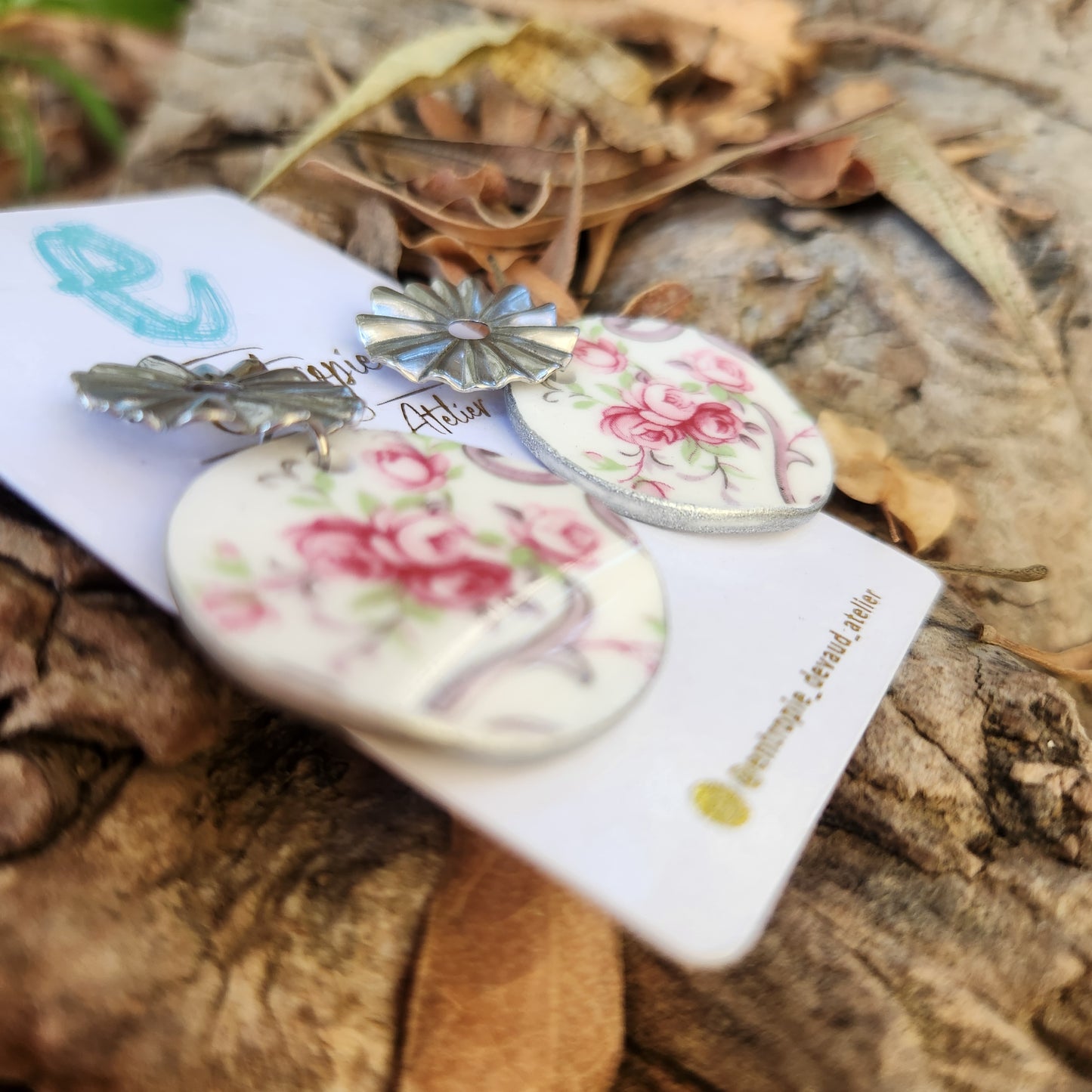 Aros hechos con trozos de porcelana inglesa, reutilizada, con pequeñas rosas.