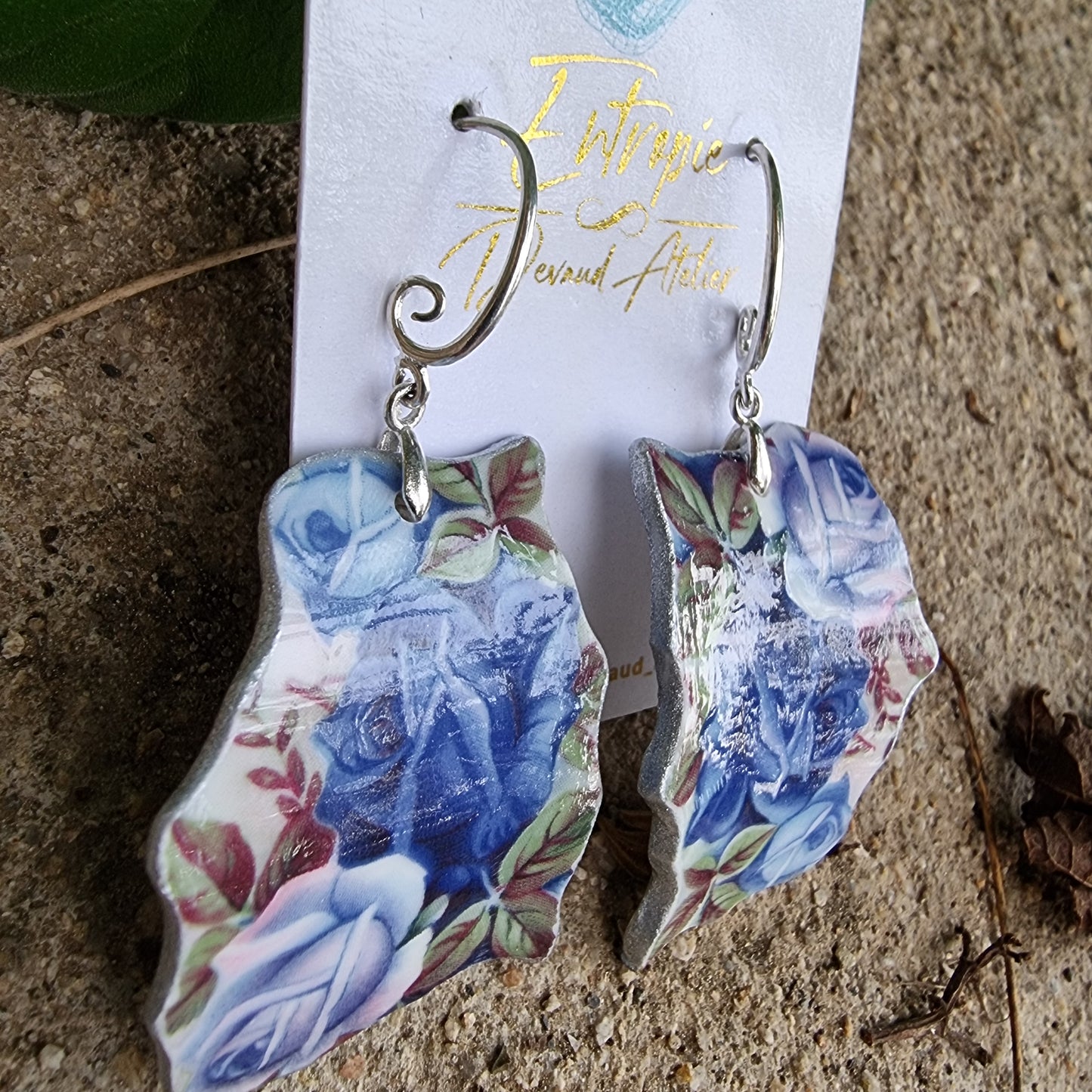 Aros largos, porcelana con diseño contorneado.