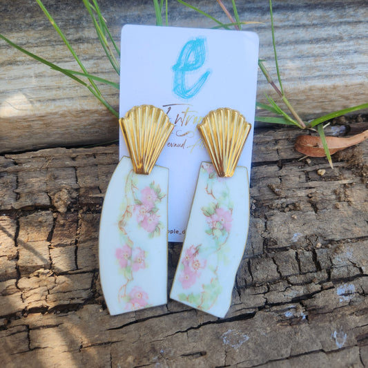 Aros porcelana alemana reutilizada, con flores rosadas.