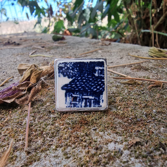 Anillo cuadrado,  base de acero ajustable, hecho con trozo de cerámica chilena, Lozapenco.