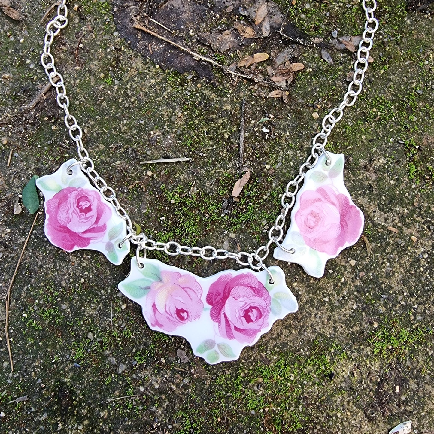 Collar con rosas de porcelana