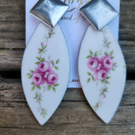 Aros hechos con trozos reutilizados de porcelana inglesa, en forma de gota