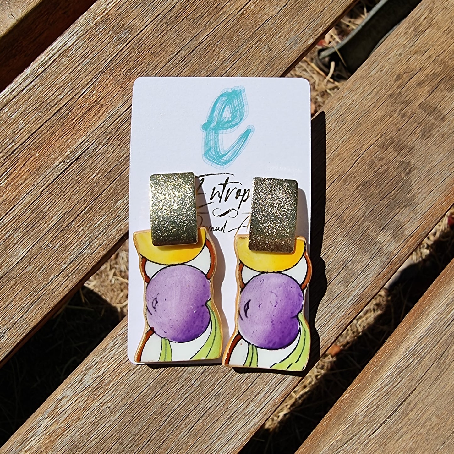 Aros hechos con trozos rescatados, de porcelana inglesa,  con diseños frutales.