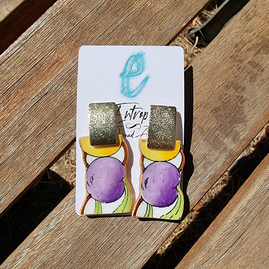 Aros hechos con trozos rescatados, de porcelana inglesa,  con diseños frutales.