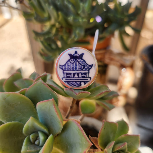 Anillo porcelana inglesa Blue Willow, ilustración edificio oriental.