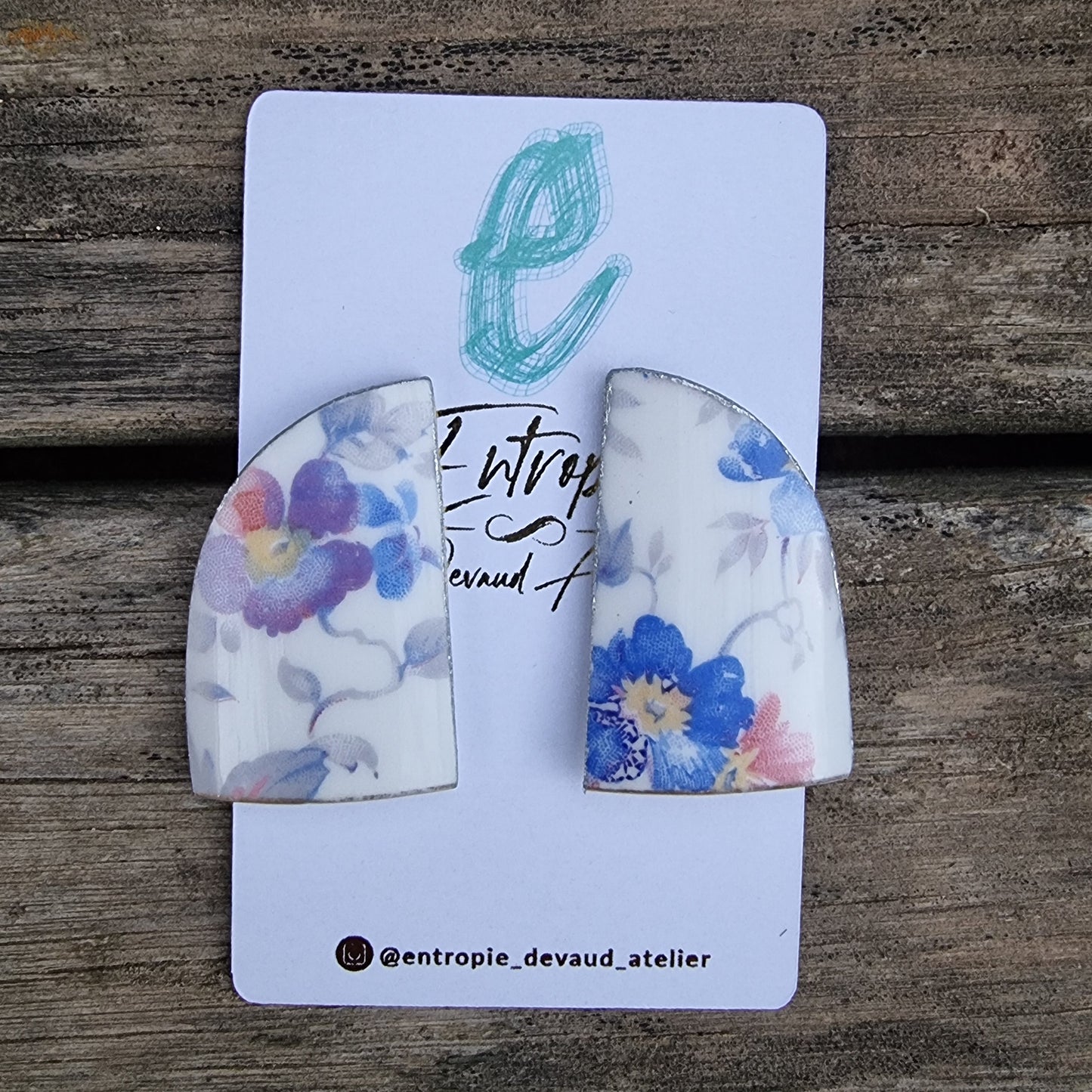 Aros stud trozos de porcelana flores azules.