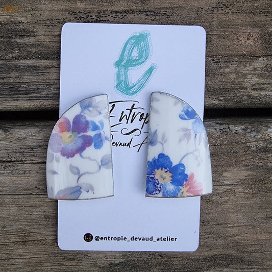 Aros stud trozos de porcelana flores azules.