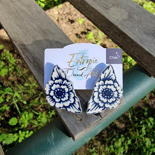 Aretes stud, con flor azul Lozapenco, bordes plateados