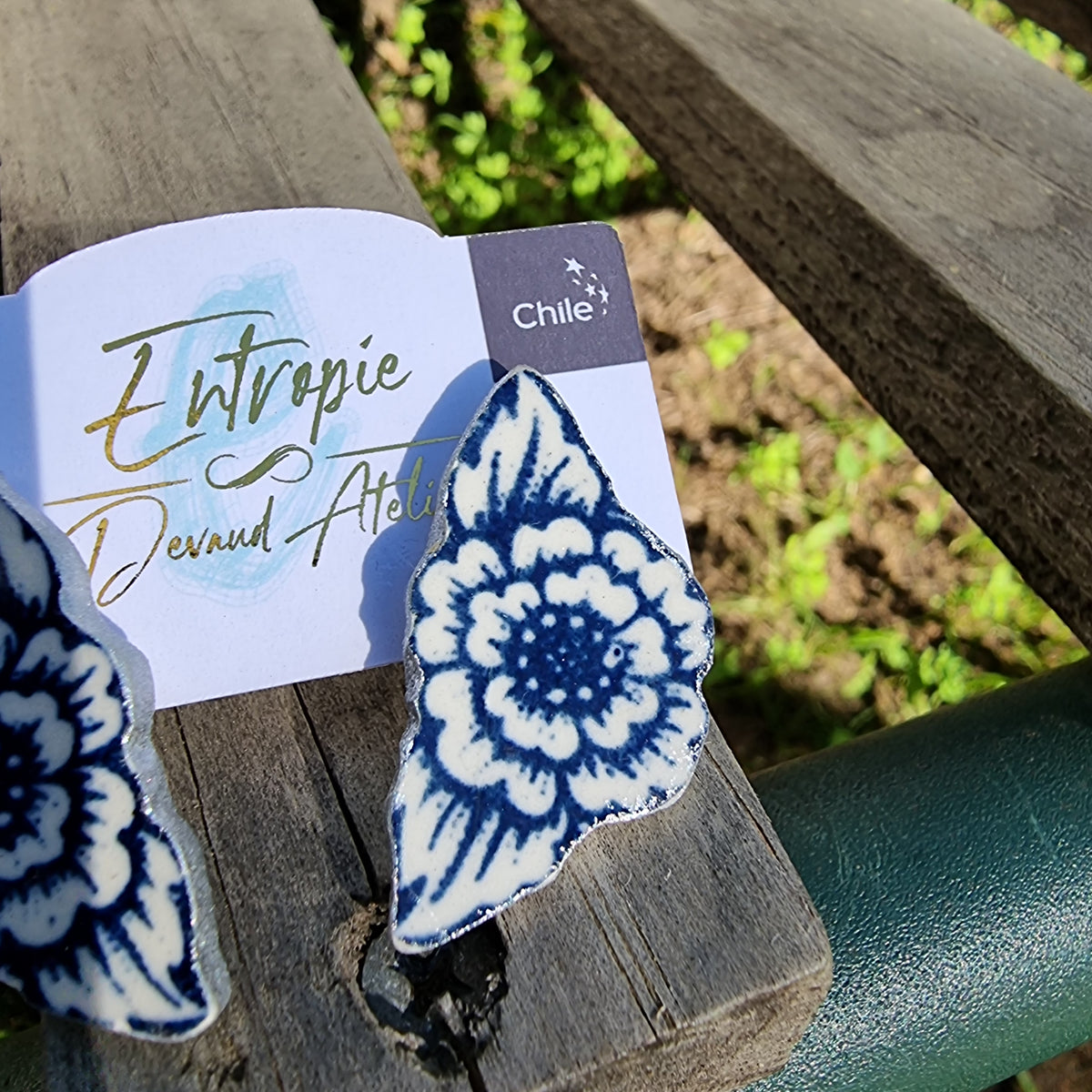 Aretes stud, con flor azul Lozapenco, bordes plateados