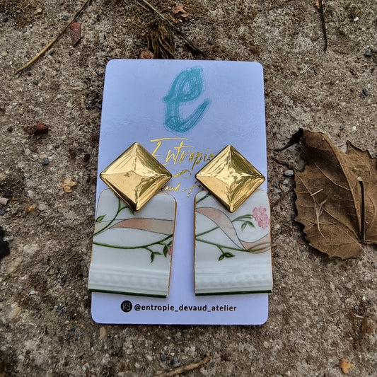 Aros colgantes, porcelana con diseño botánico, cortados en forma rectangular.