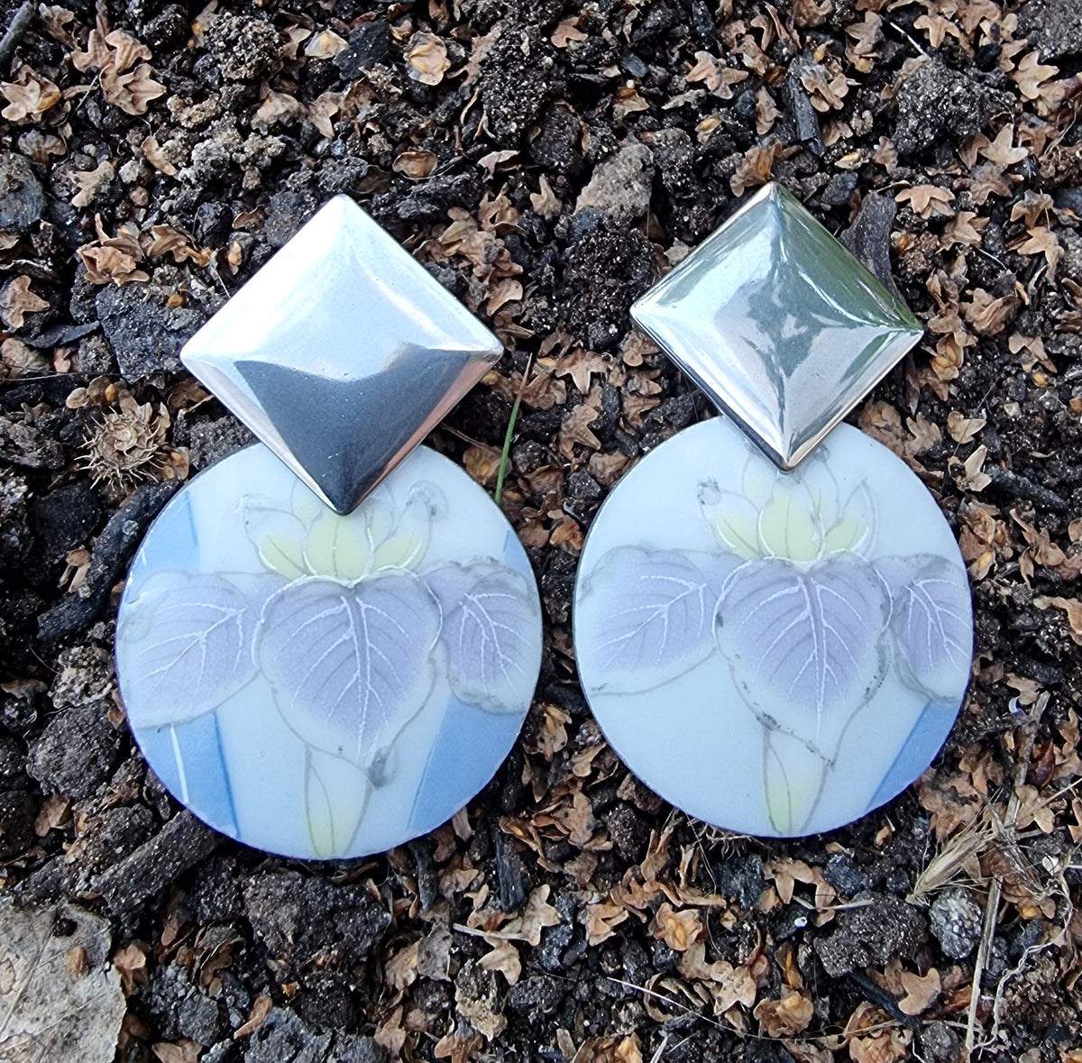 Aros porcelana japonesa, lirio colores suaves