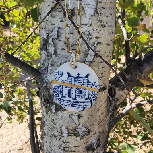 Collar con cadena de acero, hecho con trozo de cerámica inglesa, rescatada, unida con técnica kintsugi.