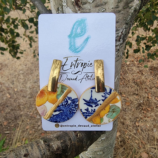 Aros redondos, colgantes con trozos de diferentes cerámicas unidas usando técnica kintsugi.