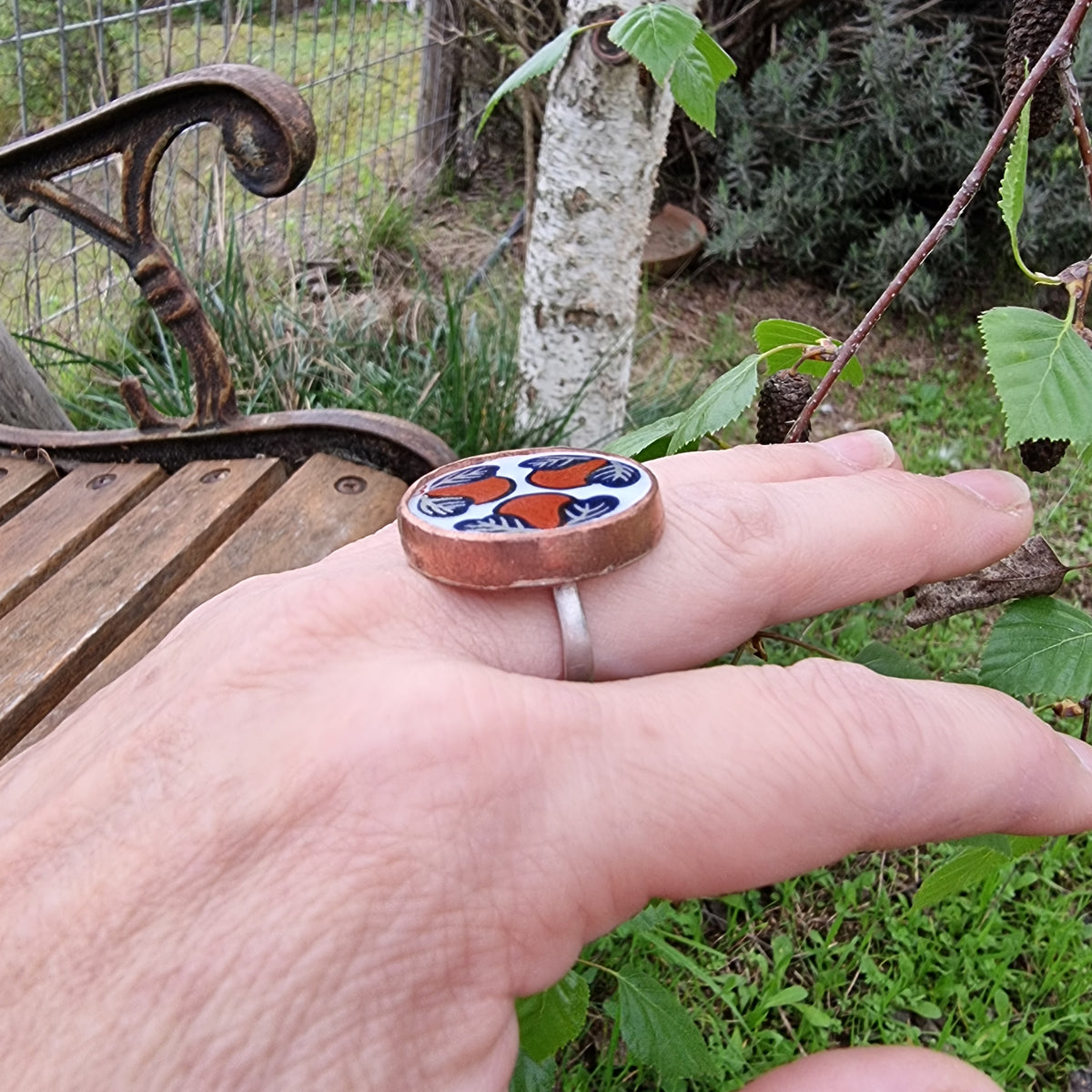 Anillo de plata y cobre, con porcelana japonesa