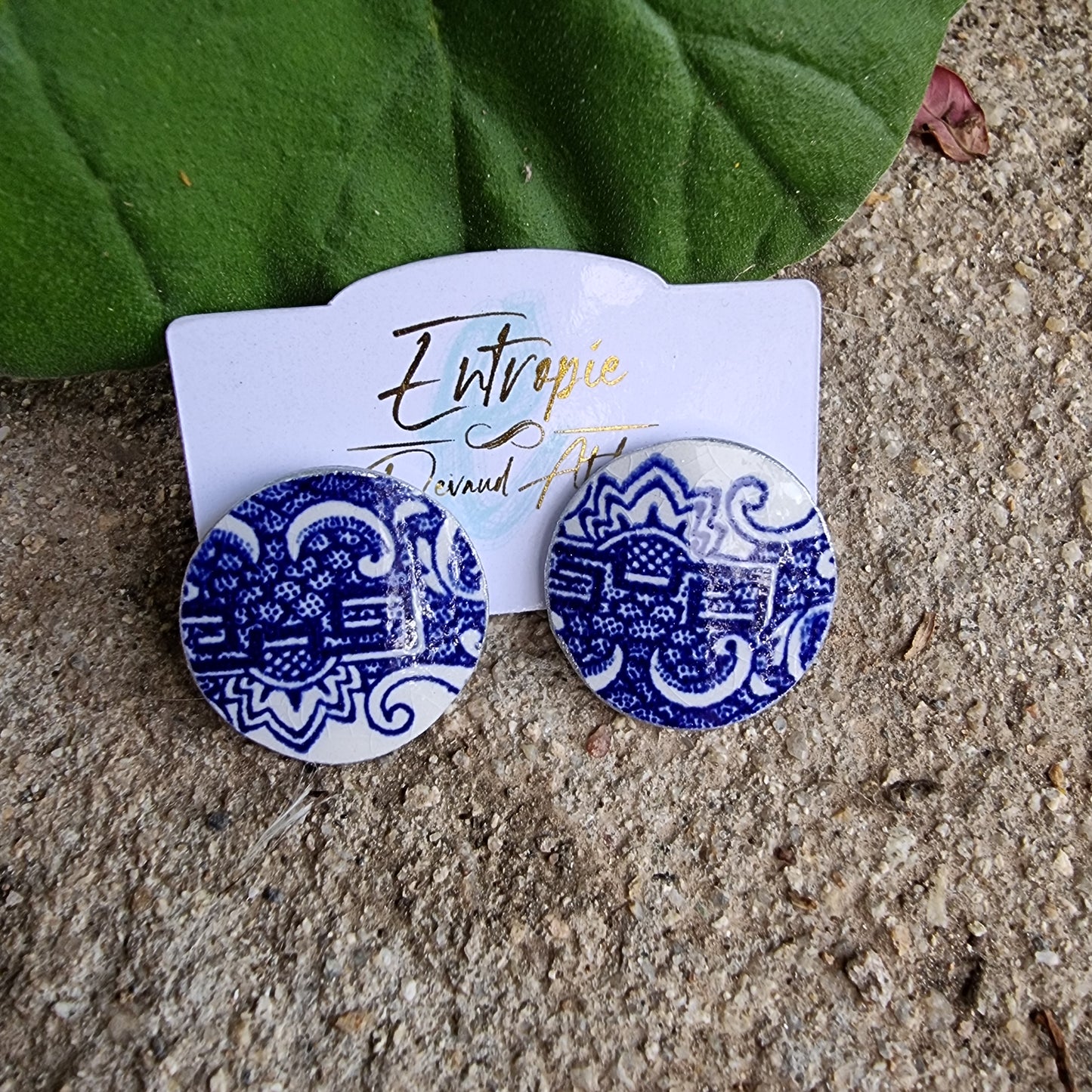 Aros stud, patrón Blue Willow, ilustración con presentación asimétrica.