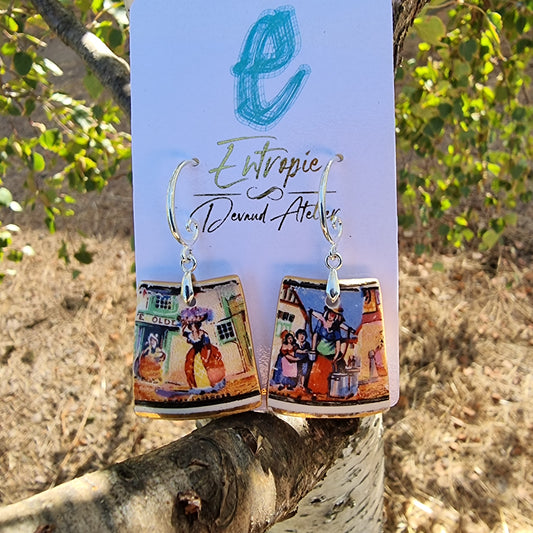 Aros hechos con trozos rescatados desde cerámica inglesa, con ilustraciones hechas a mano