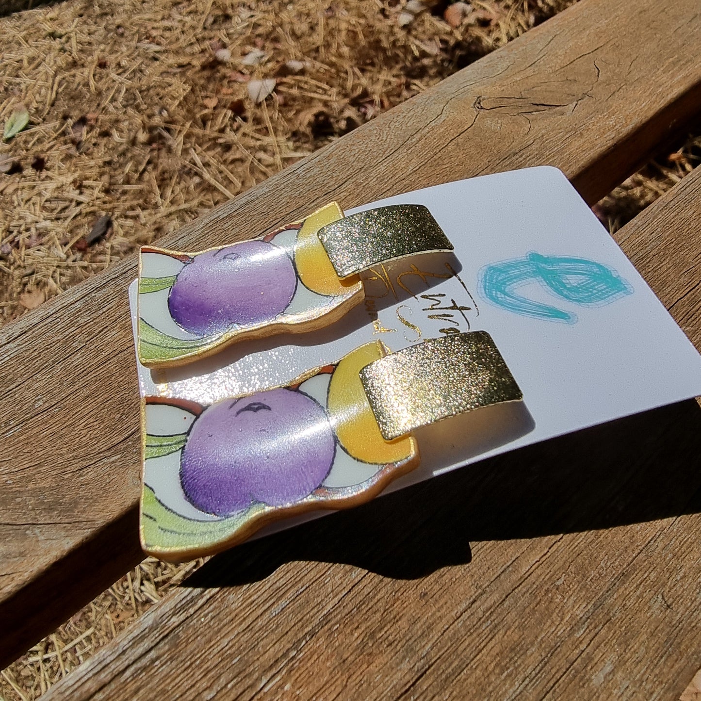 Aros hechos con trozos rescatados, de porcelana inglesa,  con diseños frutales.