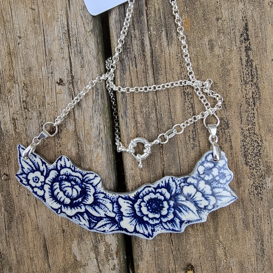 Collar extendido, hecho con cerámica de Lozapenco y cadena de plata.