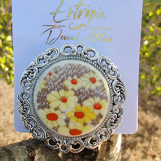 Broche hecho con trozo rescatado de porcelana inglesa, pintada a mano, con margaritas en su diseño.