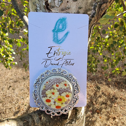 Broche hecho con trozo rescatado de porcelana inglesa, pintada a mano, con margaritas en su diseño.