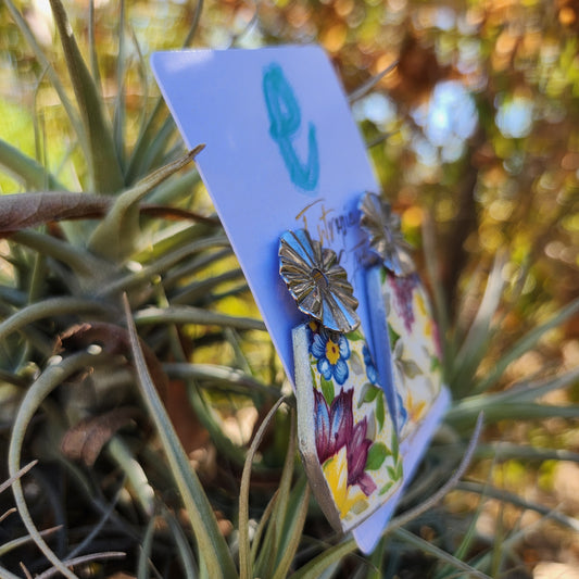 Aros hechos con antigüa porcelana inglesa, corte irregular, diseño multifloral.