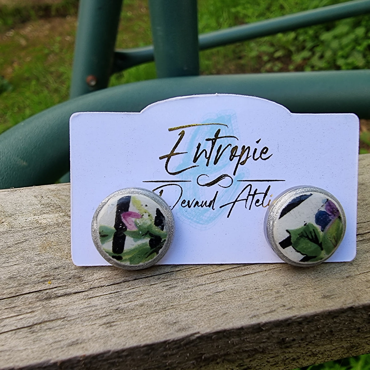 Aros stud, porcelana encapsulada colores verde y negro