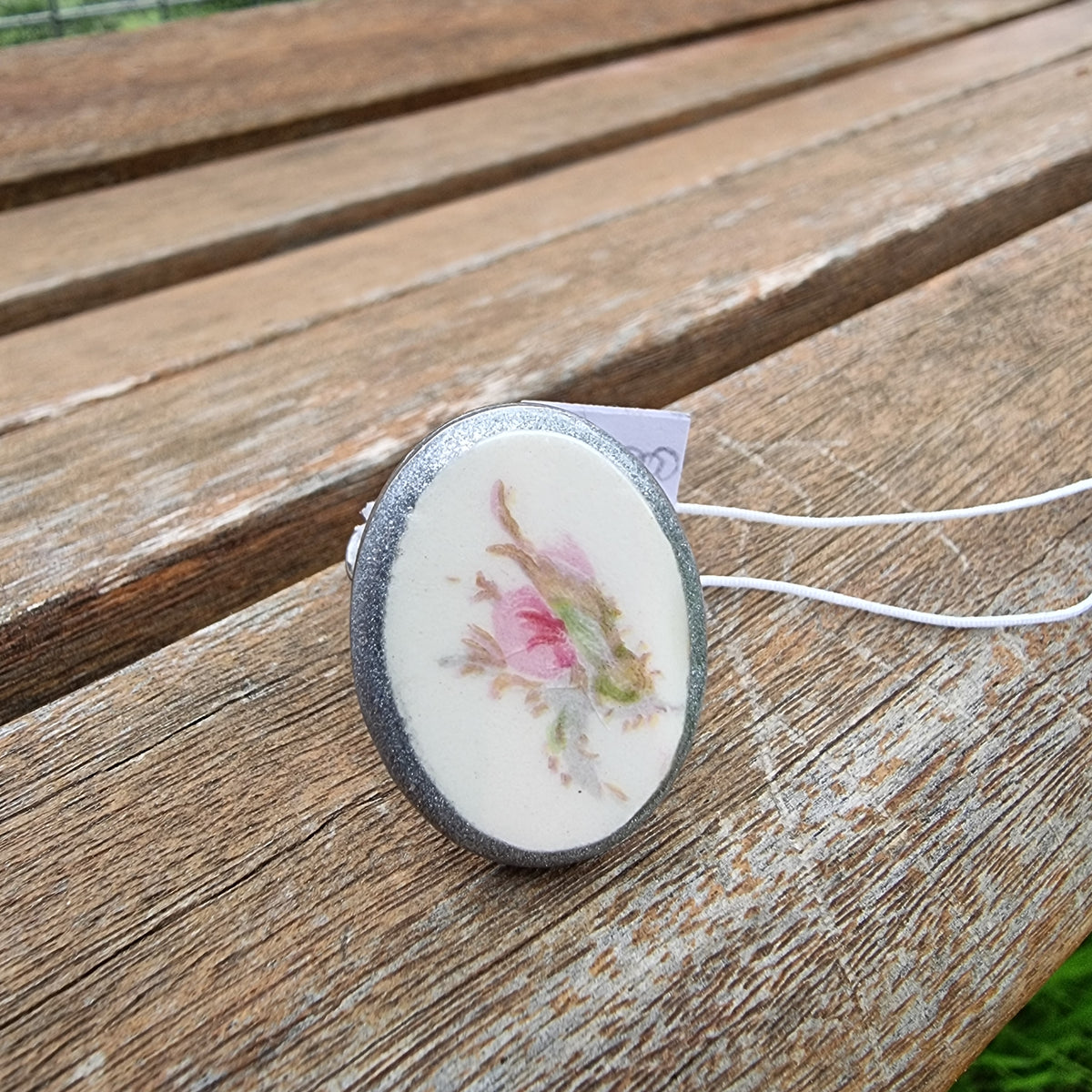 Anillo ovalado, rosa en el centro