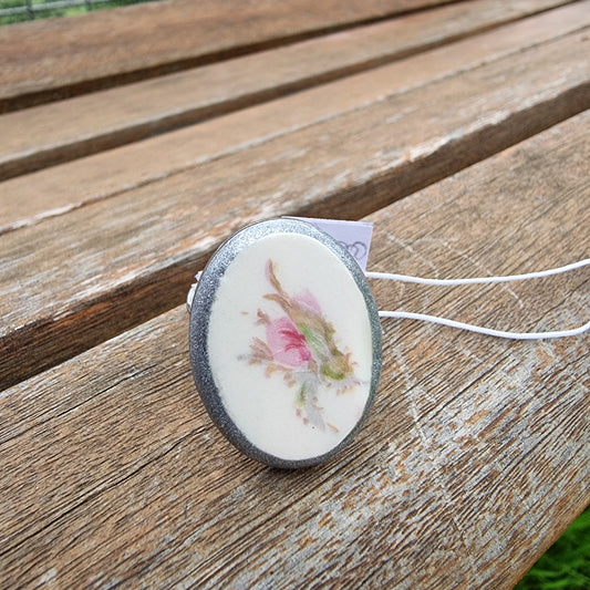 Anillo ovalado, rosa en el centro