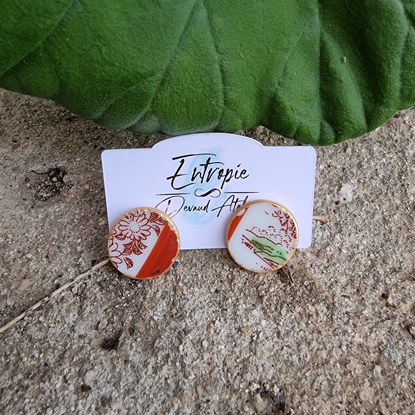 Aros stud, con trozos de porcelana japonesa pintada a mano.