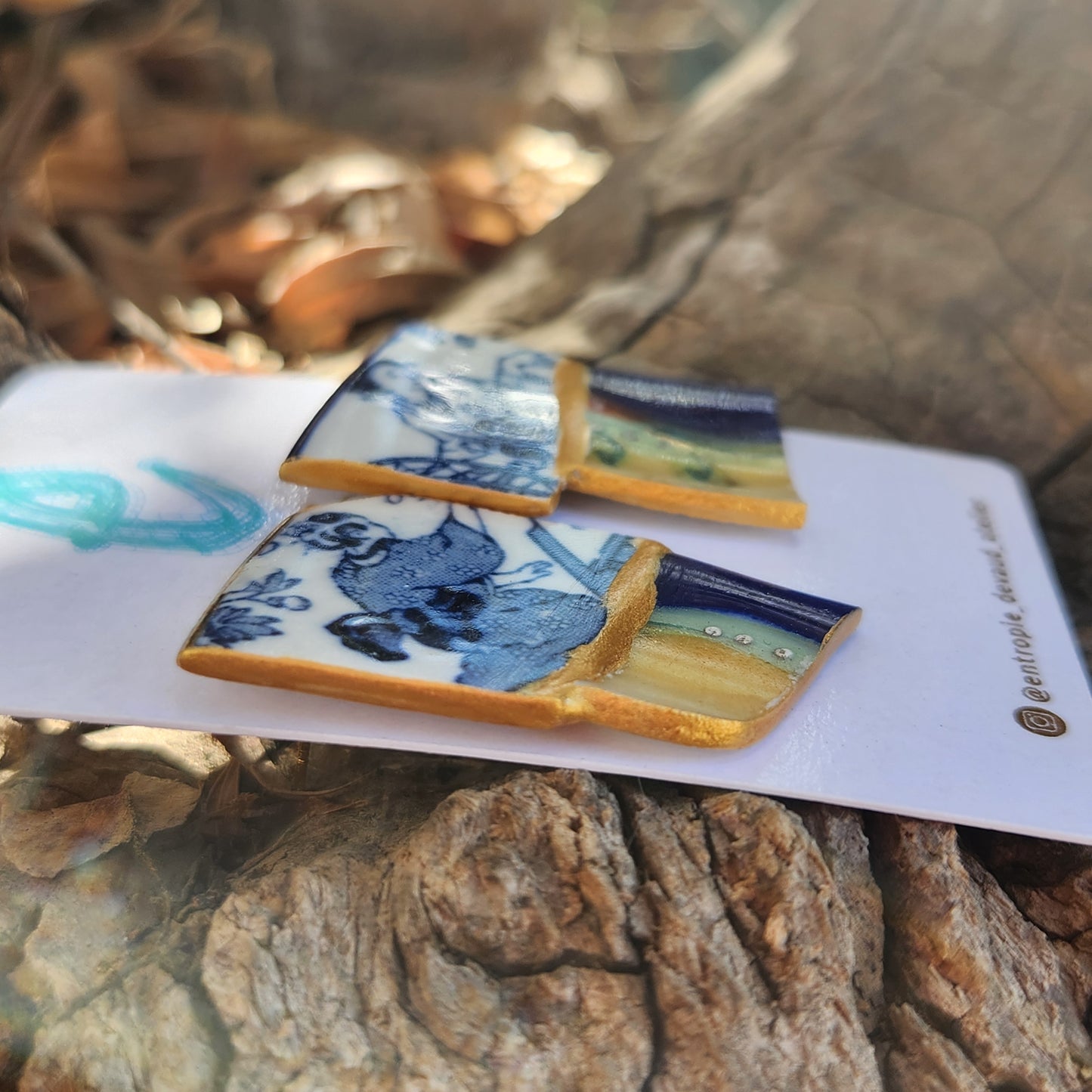 Aros hechos con trozos reutilizados de dos porcelanas, usando técnica de restauración kintsugi